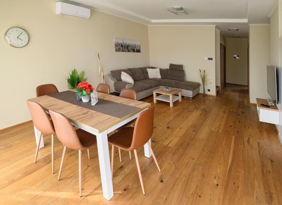 Abg House Ecser Extérieur photo
